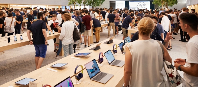 Visszatérne az alapokhoz a márkaüzleteiben az Apple