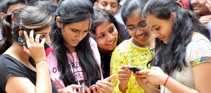 India tartja életben a telefonok piacát