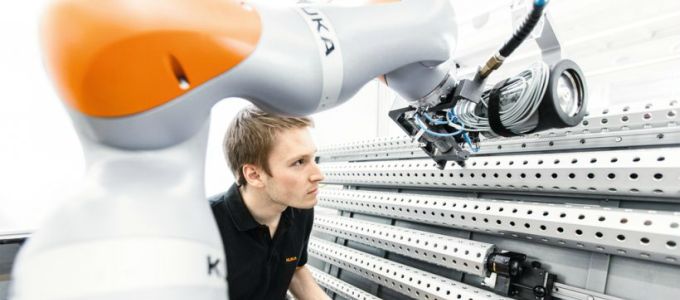 Mit tudnak majd az egyre okosodó robotok? Ki programoz kit?