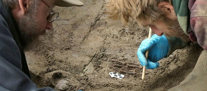 Gyerekkoponya-sisakot kaptak eltemetett csecsemõk