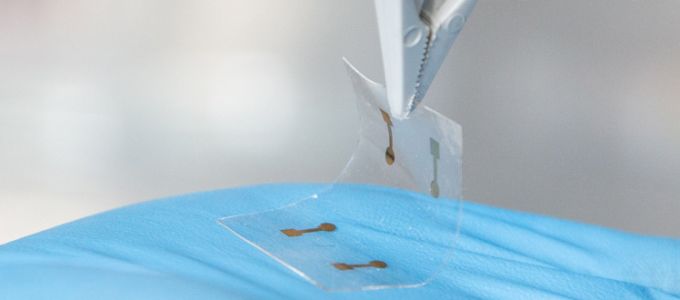 Ultravékony rugalmas érintõ­képernyõ