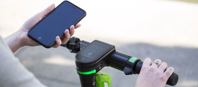 Mesterséges intelligencia segíthet a rollerezõknek