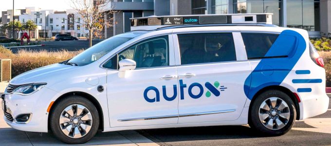 Robottaxik közleked­hetnek két kínai városban