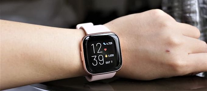 Gyermekfigyelõ okosórát dobhat piacra a Fitbit