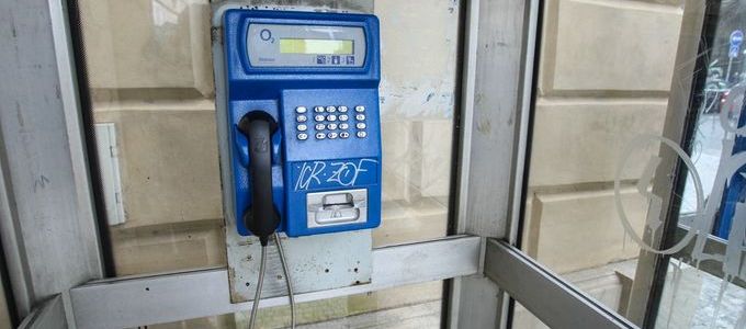Csehországban nyugdíjazzák a telefonfülkékeket