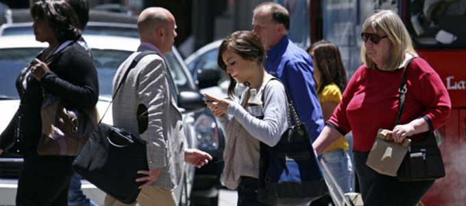 Séta közben is tilos a telefon bámulása egy japán városban