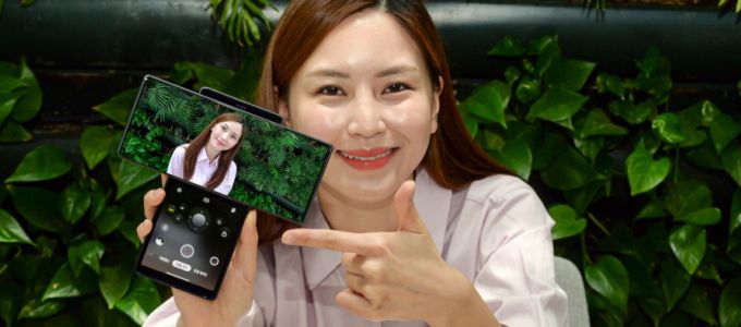 Novemberben lesz Magyarországon kapható az LG elforgatható kijelzõs mobilja