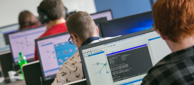 Idõsebb informatikusokkal csökkenthetõ a munkaerõhiány