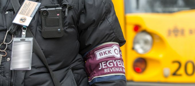 Testkamerák kerülnek a budapesti jegyellenõrökre