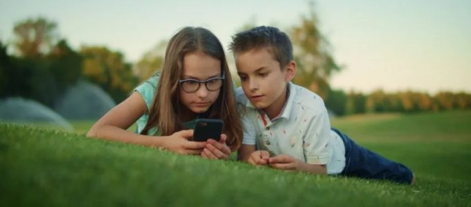 Az okostelefon közelebb hozhatja egymáshoz a generációkat