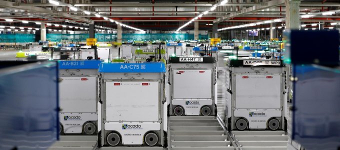 Robotok ütközése miatt gyulladt ki egy brit raktár