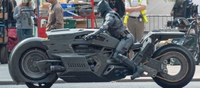 Erõs lesifotó Batman új motorjáról a The Flash forgatásán