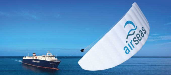 Sárkányvitorlás hajót tesztelnek