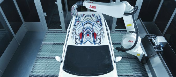 Elõször készített robot mûvészi lakkozást autóra