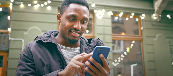 Reklámokkal fizethetünk mobilos csomagunkért