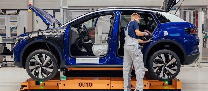 Ismét 3 mûszakban gyárt a Volkswagen