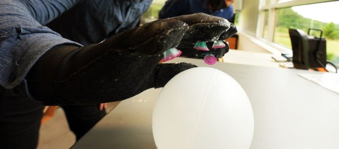 Elektronikus kesztyû segít a víz alatti tárgyak megfogásában