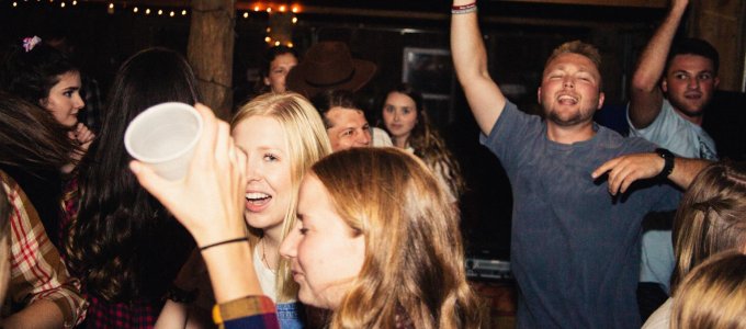 Ismét elõkerült a netes platformokon szervezett házibulik problémája