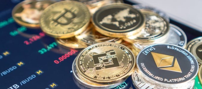 Szigorúbb törvényeket hozhat a kriptovaluták területén Szingapúr