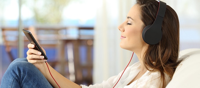 A britek fele bömbölteti telefonját