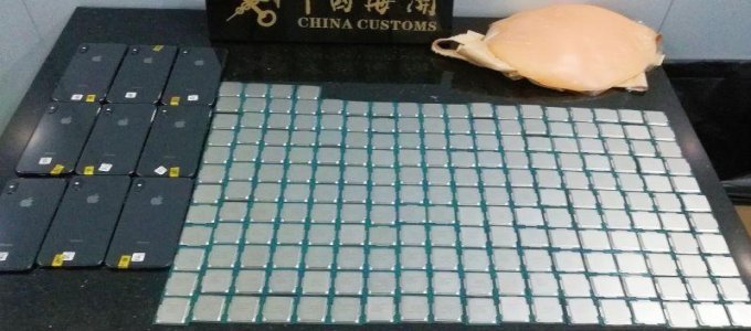 A "hasában" akart chipeket Kínába csempészni egy nõ