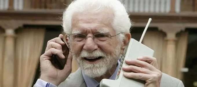 Bõrünk alá kerülnek a telefonok a terület atyja szerint