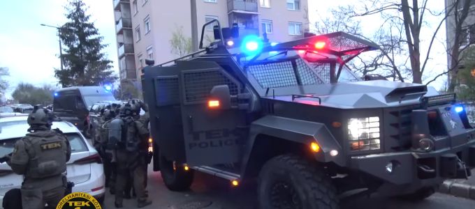 Lövöldözésrõl posztolt egy miskolci fiatal, páncélozott jármûvekkel ment érte a TEK