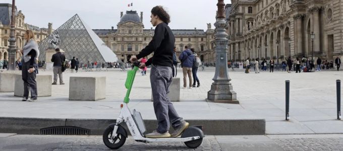 Párizsban betiltják a bérelhetõ elektromos rollereket