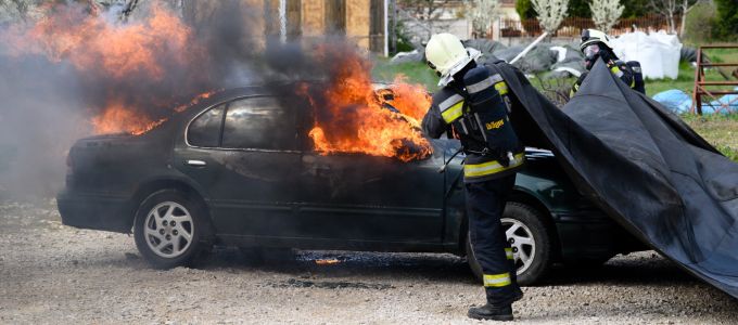 Speciális takarót vettek az elektromos autók oltására Székesfehérváron