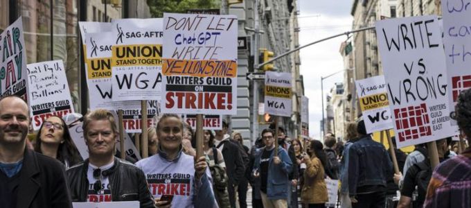 A forgatókönyvírók a mesterséges intelligenciától féltik a munkájukat