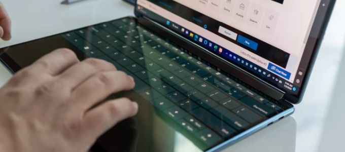 Meglepõ kialakításokkal kísérleteznek a laptoptervezõk