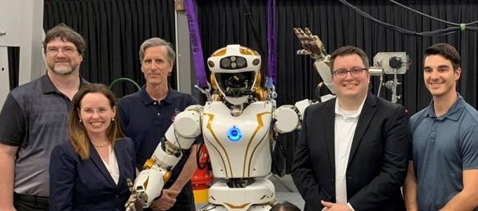 Olajfúrótoronyra vezényelték a NASA humanoid robotját