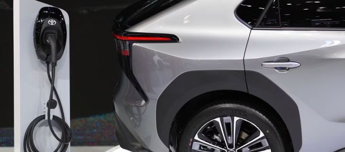 Szilárdtest akkumulátorok tömegtermelésébe kezd a Toyota és az Idemitsu