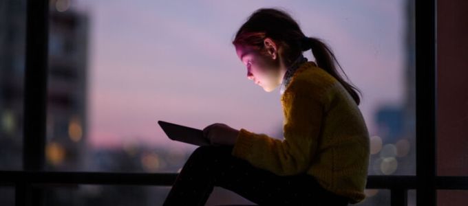 41 amerikai állam beperli a Metát, mert a Facebook és az Instagram füg­gõ­vé teszi a gyerekeket