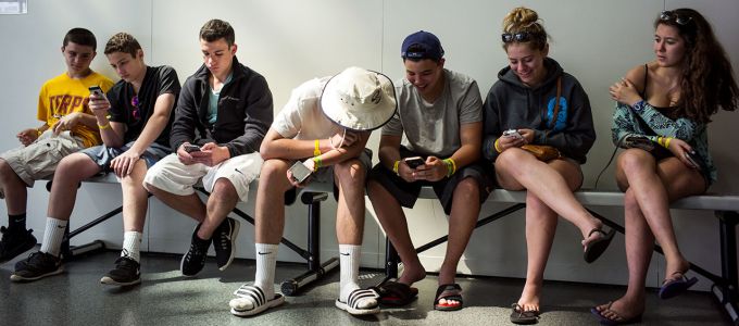 A tinédzserek teljesen függõvé váltak a TikToktól és a YouTube-tól