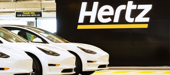 A Hertz autókölcsönzõ cég benzinüzemû jármûvekre cseréli elektromos autóit