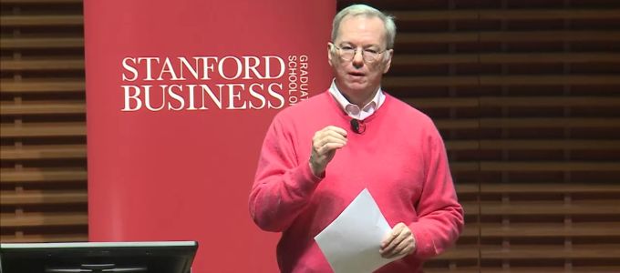 Érdekes dolgokat mondott a Stanfordon Eric Schmidt, a Google volt vezére