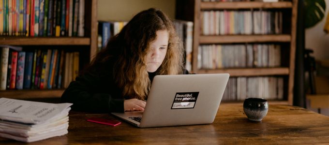 A tizenéveseket egyre inkább félrevezetik a hamis online tartalmak