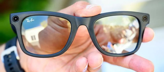 Okosszemüveggel vett fel lányokat egy férfi Barcelonában, letartóztatták