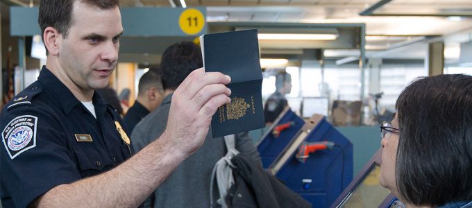 Rekordmennyiségû telefont kutattak át az amerikai határõrök