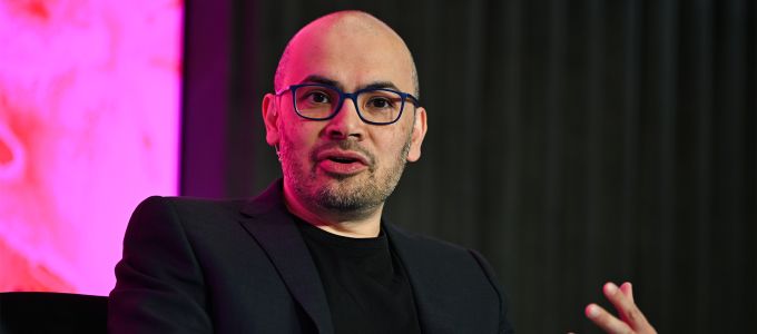 Demis Hassabis az MI jövõjérõl: "Tízszer nagyobb lesz, mint az ipari forradalom - és talán tízszer gyorsabb is."