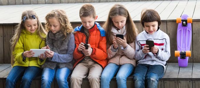 Svédország nyomást gyakorol az EU-ra a gyermekek közösségi médiájának korlátozása ügyében