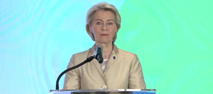 Von der Leyen minimum életkort sürget a közösségi médiához