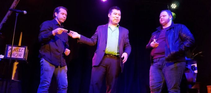 Egy bûvész elfelejtette a kezébe ültetett RFID implantátum jelszavát