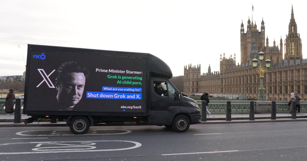 Pedofil képek elõállításával és terjesztésével vádolják Elon Musk cégét