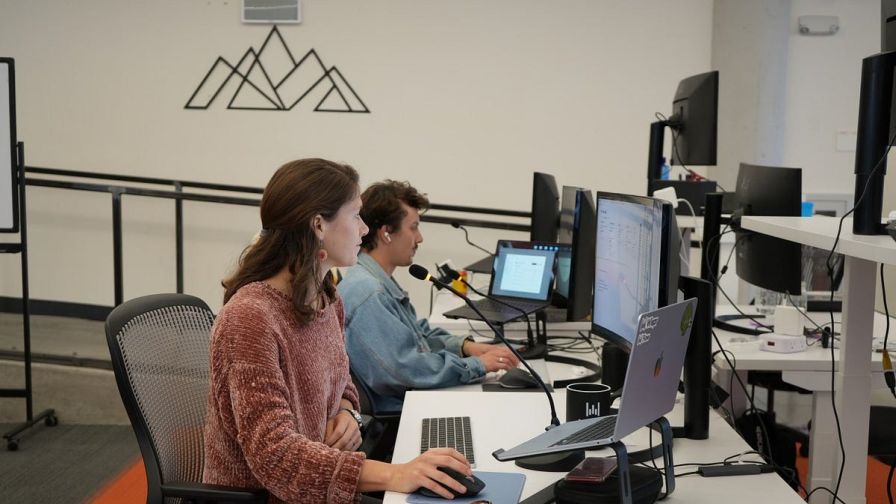 A gépelést egyre inkább a suttogás váltja fel, de ez nagyon idegesítõ tud lenni