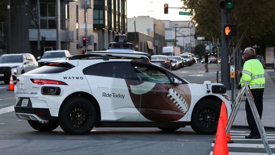 Képtelenek betartani a parkolási szabályokat a Waymo robotaxijai