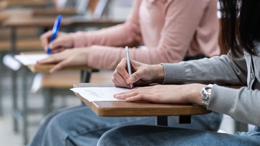 Megdöbbentő visszaesést mutatnak a világ 15 éves diákjainak eredményei