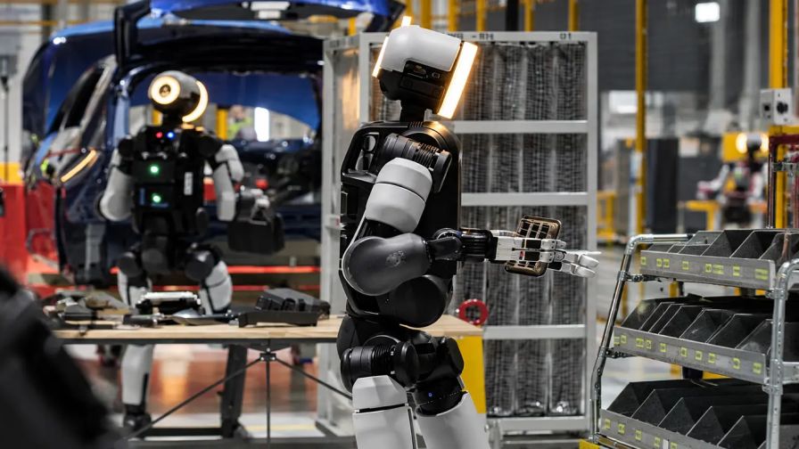 A Toyota humanoid robotok betanítására kötelezte dolgozóit
