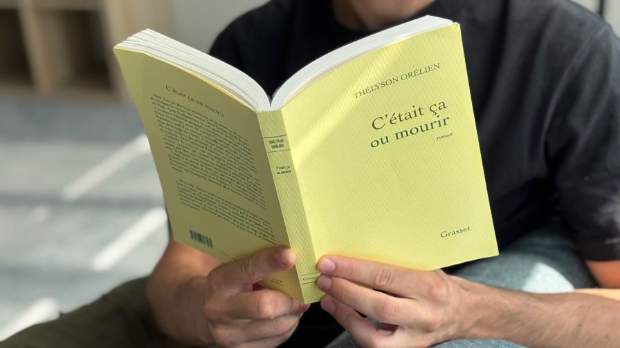 Ki írta valójában Thélyson Orélien díjnyertes regényét?